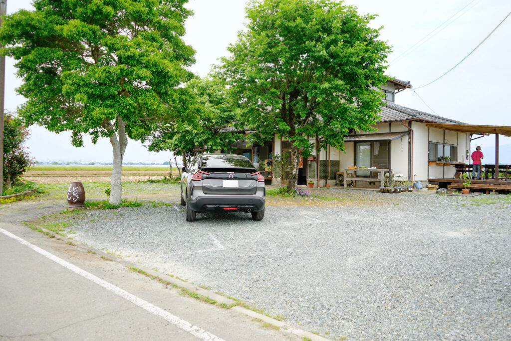 「頂氣麺専門店 稲作」の駐車場