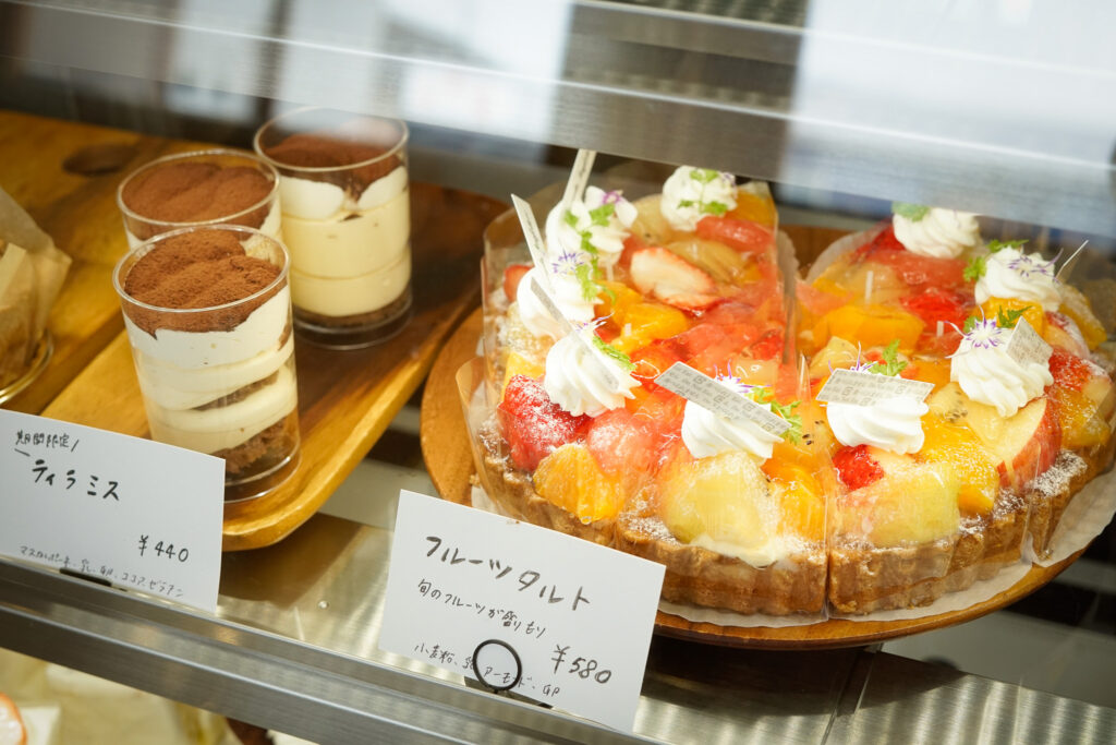 ツノダ菓子店のティラミス・フルーツタルト