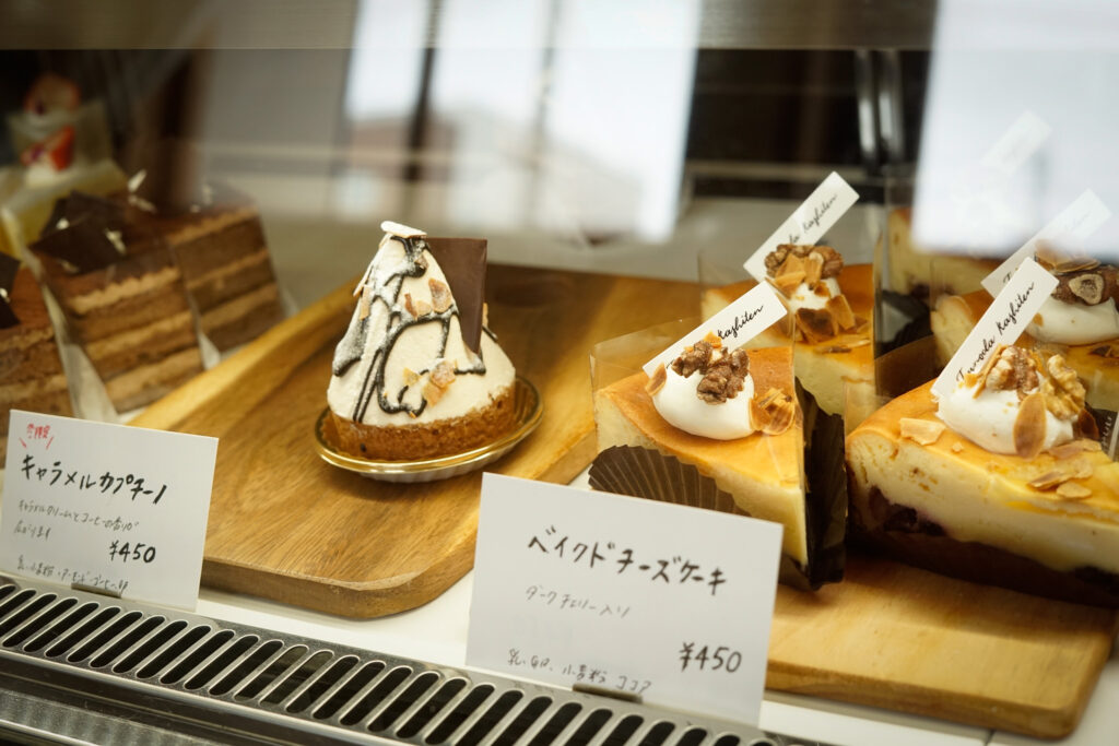 ツノダ菓子店のキャラメルカプチーノとベイクドチーズケーキ