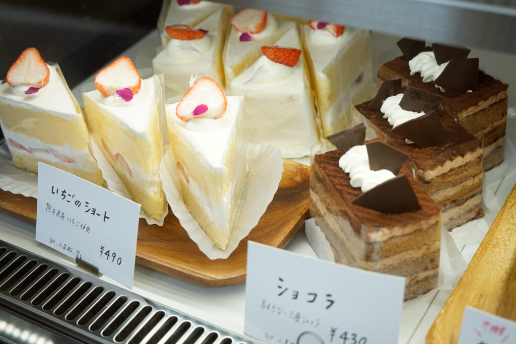 ツノダ菓子店のいちごのショートとショコラ