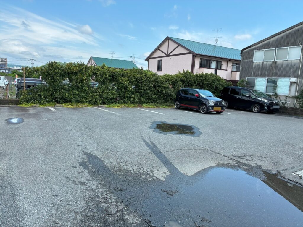 店舗裏の駐車場
