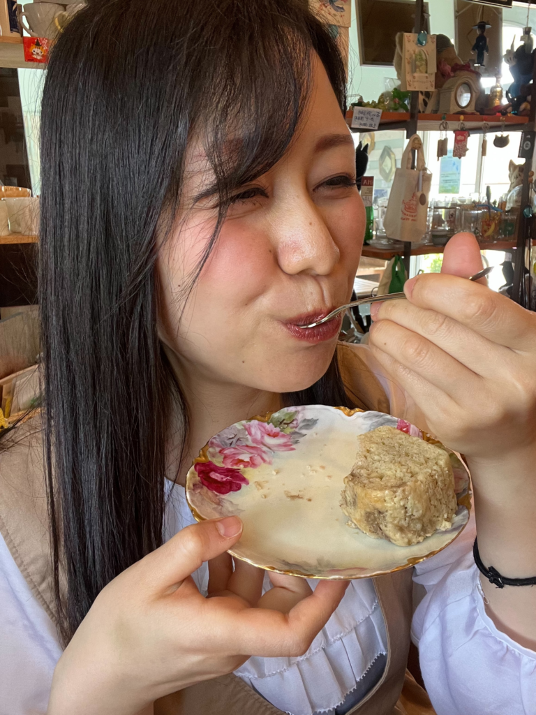 cafe 75th st. バナナパウンドケーキを食べる筆者