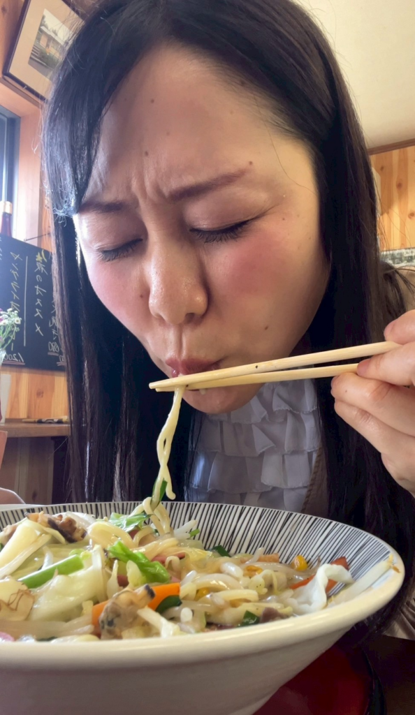 「きしゃぽっぽ」ちゃんぽんを食べる筆者