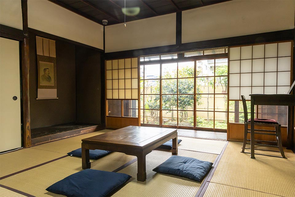 旧居の奥座敷がハーンの書斎。目が悪いハーンは、目を紙に近づけて執筆できるよう、専用の高い机を使用していたそう