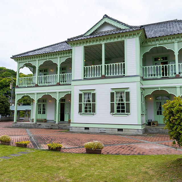 1993年に復元されたコロニアル様式の旅館「浦島屋」