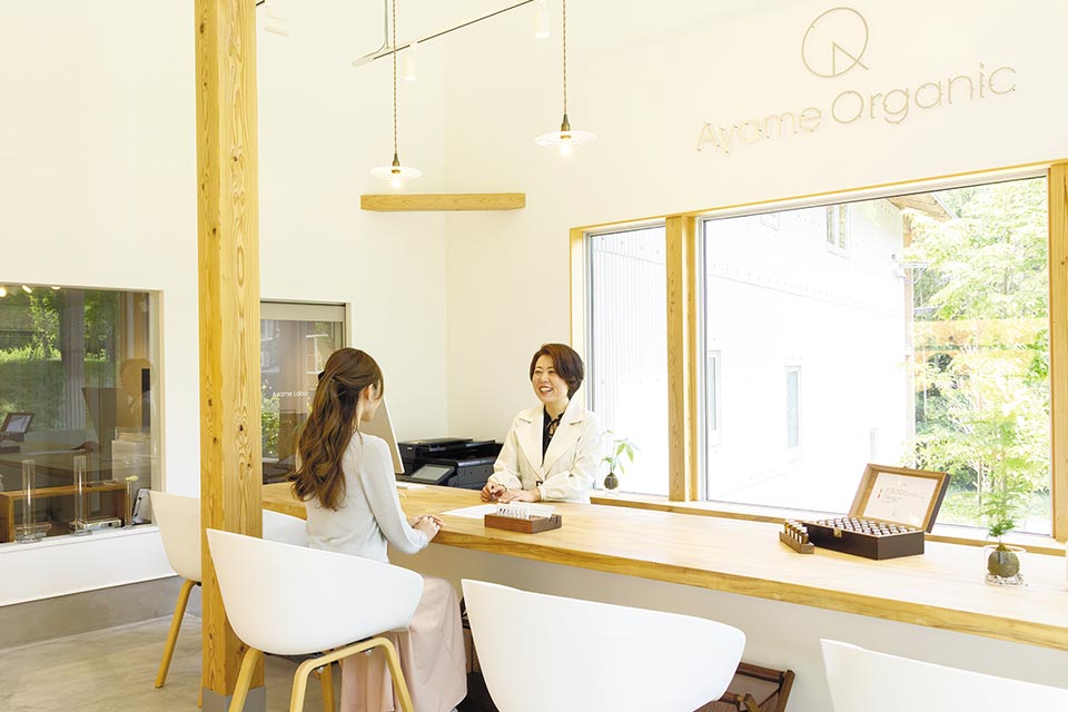 店内は開放感があり、穏やかで癒やされる雰囲気。オリジナルアロマも調合できるほか、嗅覚反応分析で自分の今の状態を確認することもできます