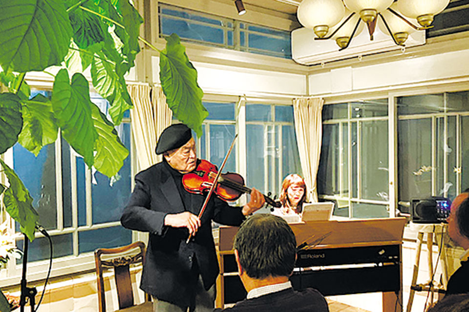2023年に開催されたバイオリニスト・故サン村田さんのライブは、多くの人でにぎわいました