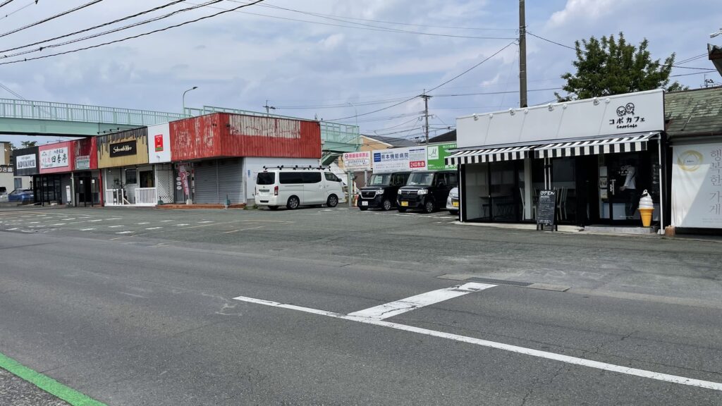 コボカフェの外観と駐車場
