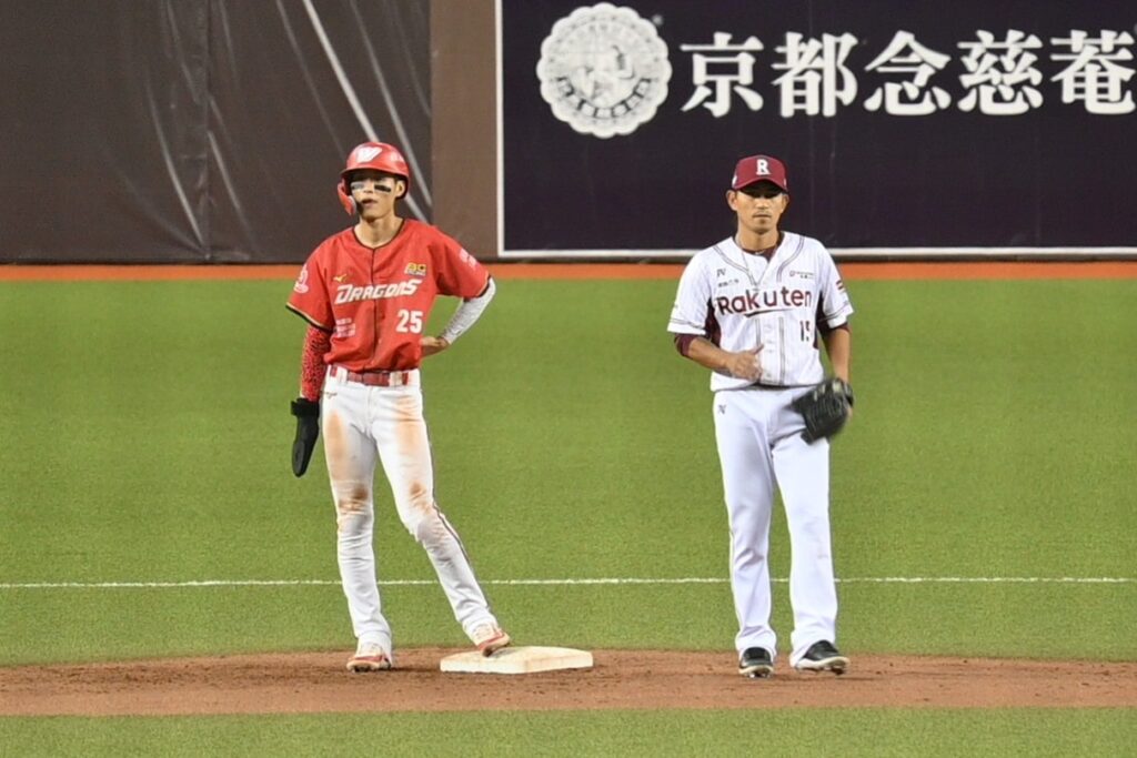この日ヒットを打った味全ドラゴンズの張政禹（ちょうせいう）選手（左、ＮＮＡ撮影）
