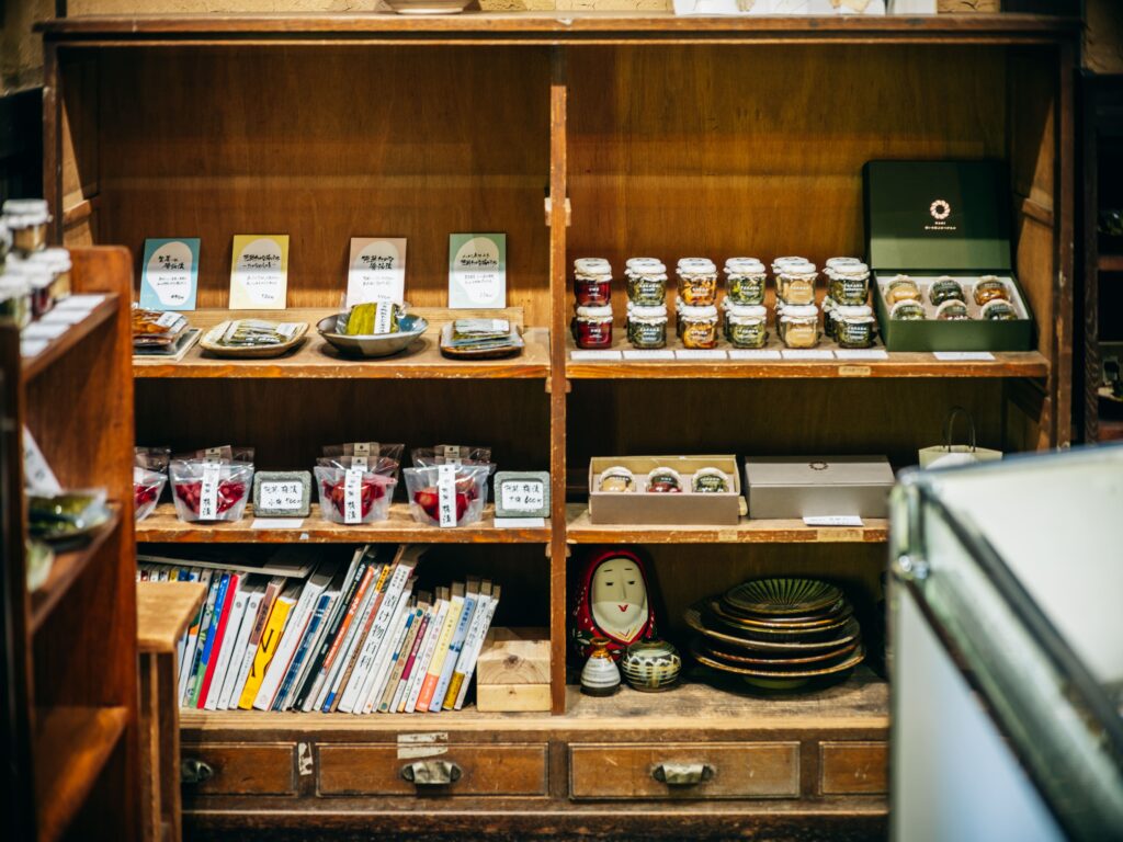 瓶入りお漬物「NAGI」が並ぶ店内