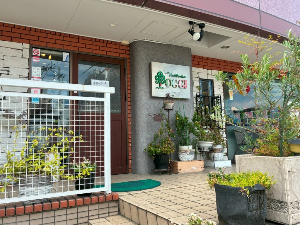 trattoria OGGIの入り口
