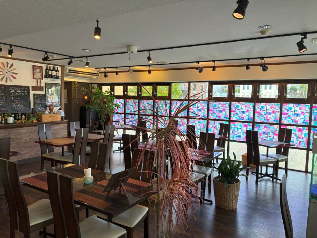 trattoria OGGIの明るい店内