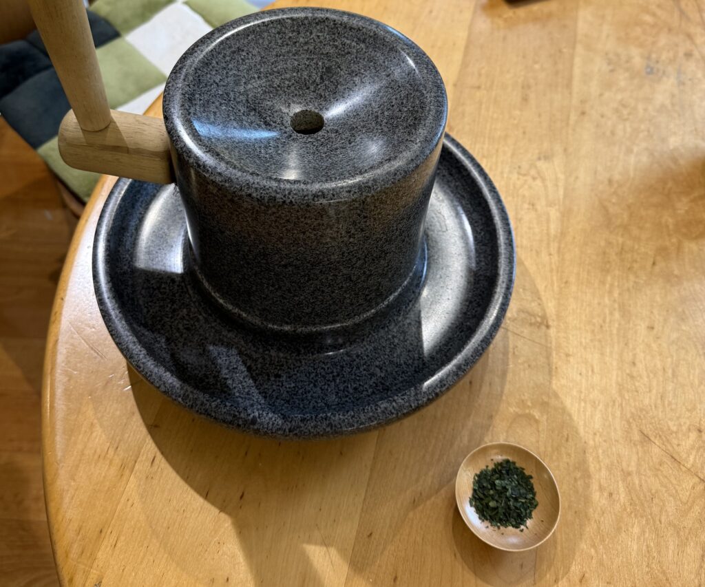 『ギャラリー至福のひととき＋甘味処』の抹茶挽き体験