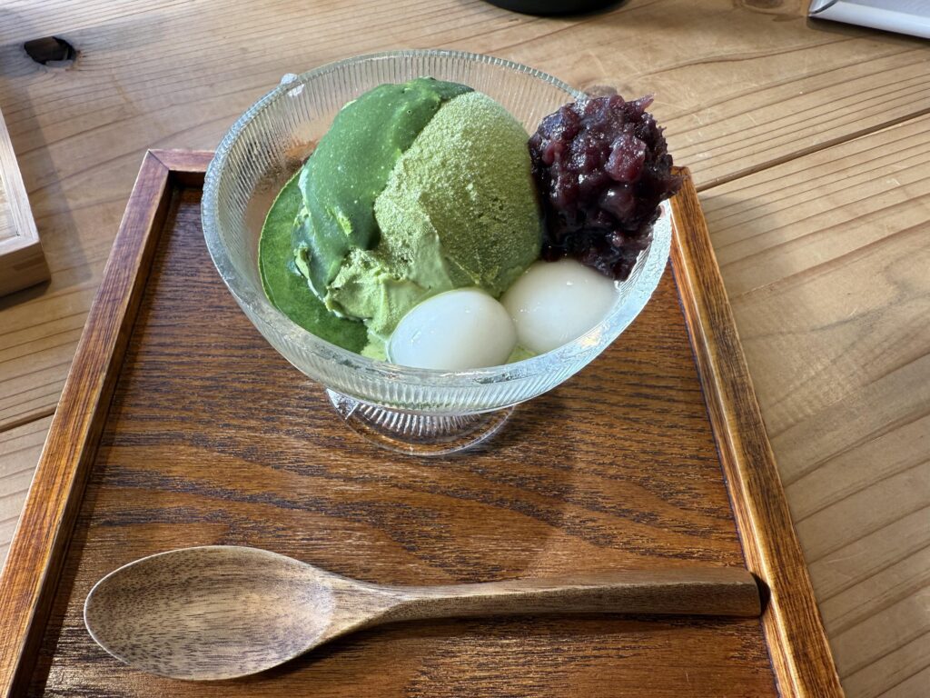 『ギャラリー至福のひととき＋甘味処』の濃い抹茶アイス