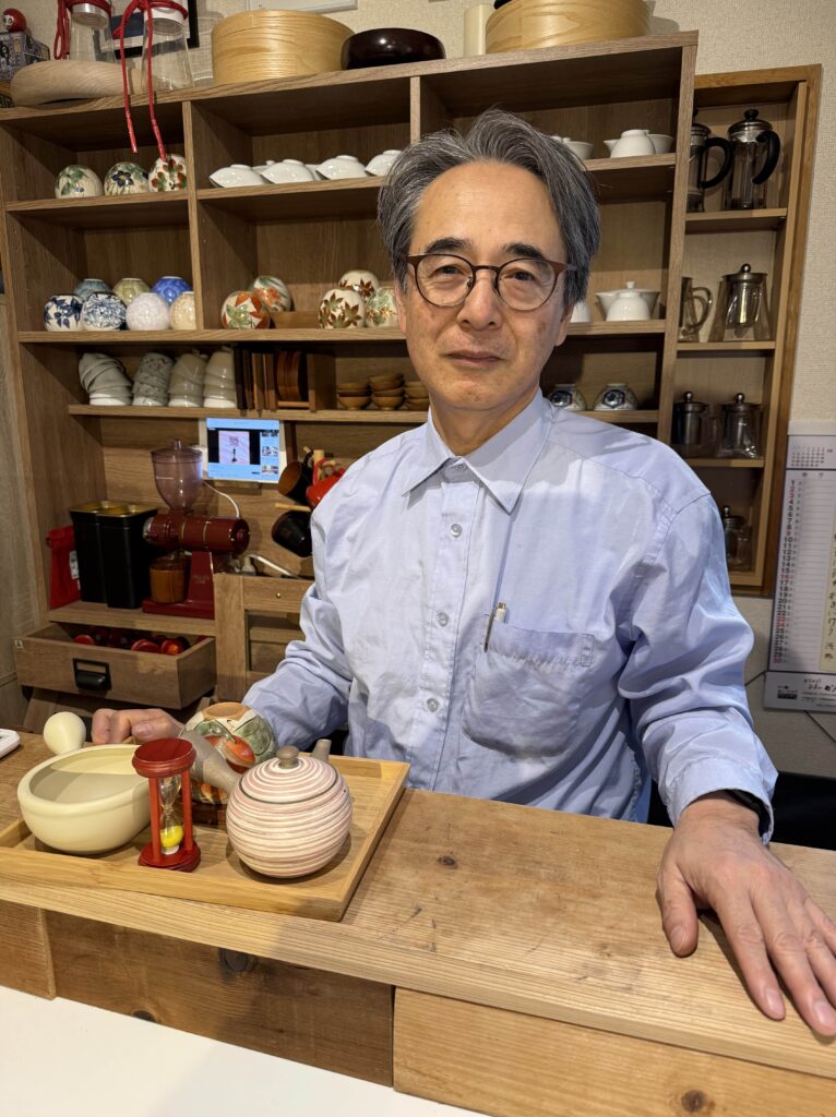 『ギャラリー至福のひととき＋甘味処』のオーナー西村さん