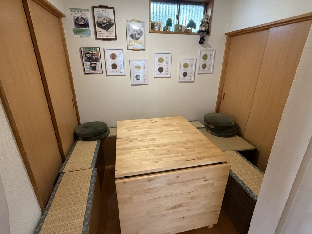 『ギャラリー至福のひととき＋甘味処』のテーブル席