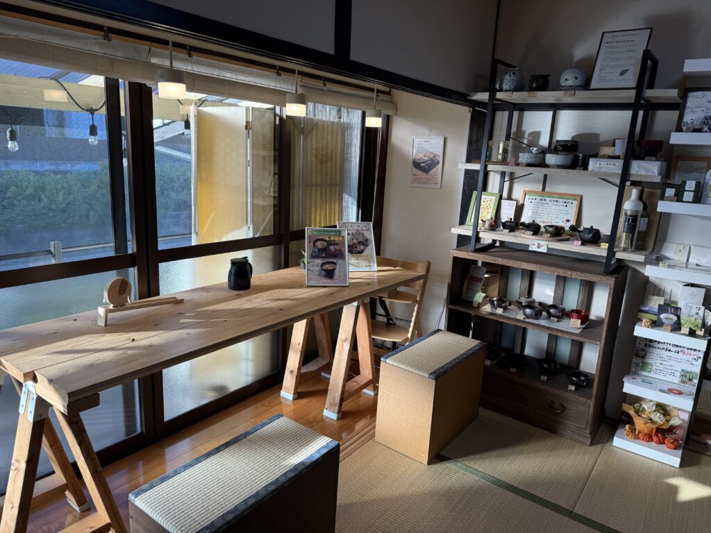 『ギャラリー至福のひととき＋甘味処』のカウンター