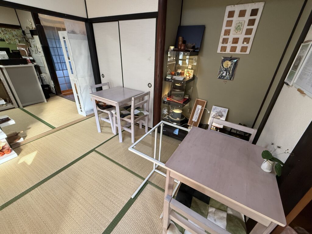 『ギャラリー至福のひととき＋甘味処』のテーブル席