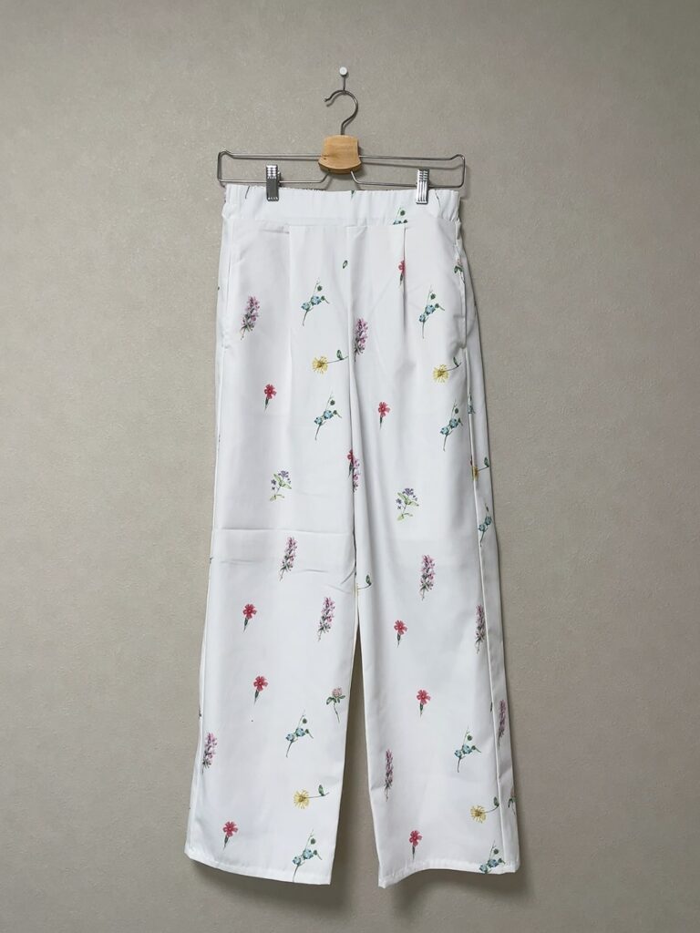小花柄のパンツ