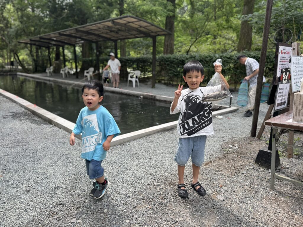 釣った魚と笑顔の「子どもたち
