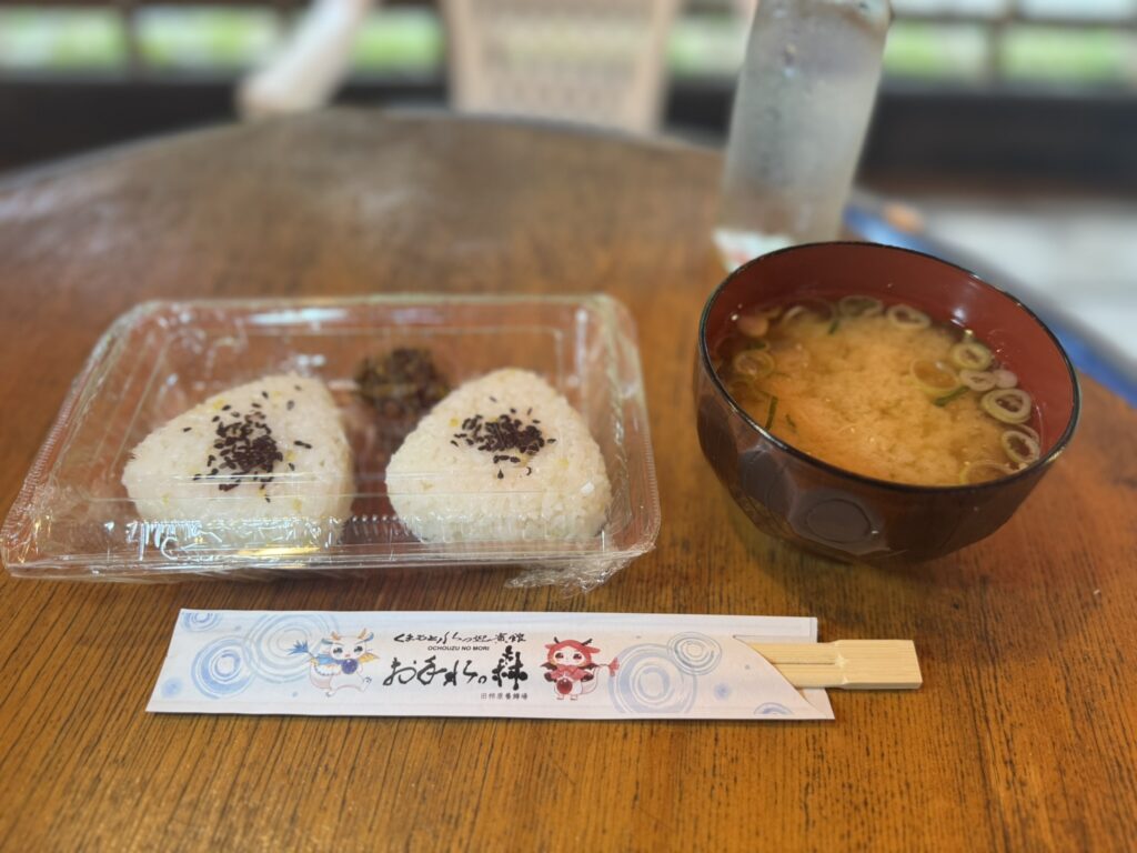 おにぎりと味噌汁