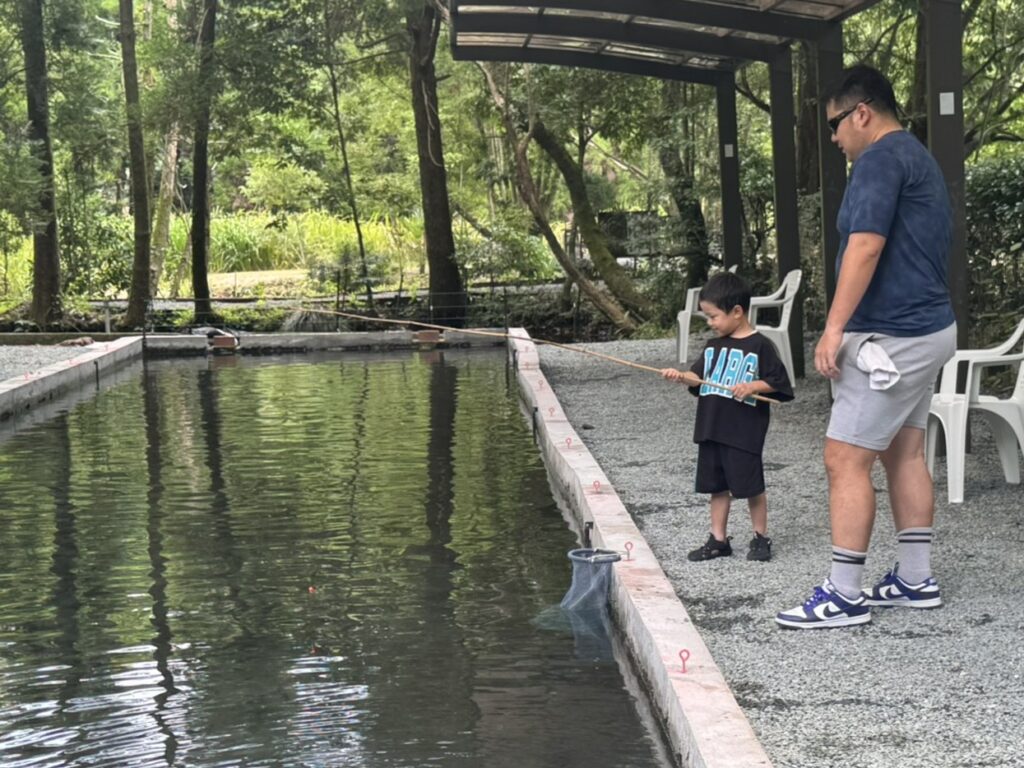 釣りを楽しむ親子