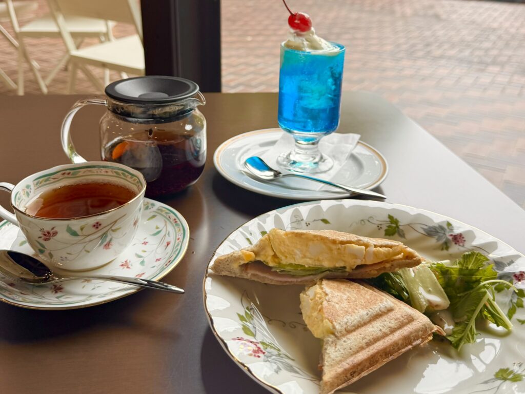 紅茶、たまごサンド、クリームソーダ