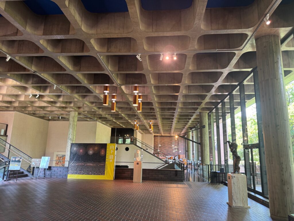 熊本県立美術館ロビー