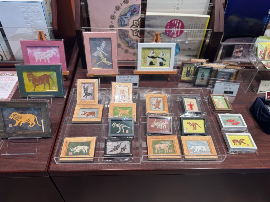 アールブリュット展の人気作家による切り絵作品