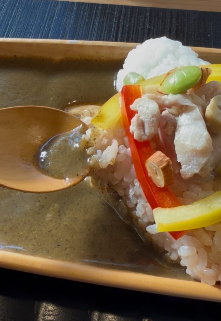 『ギャラリー至福のひととき＋甘味処』のほうじ茶カレー