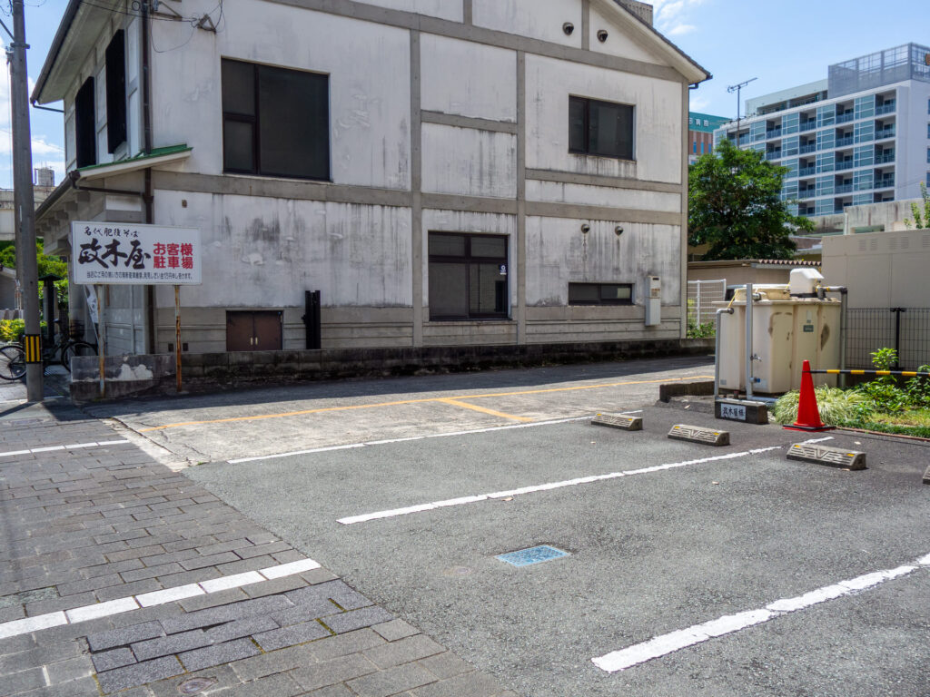 政木屋の駐車場