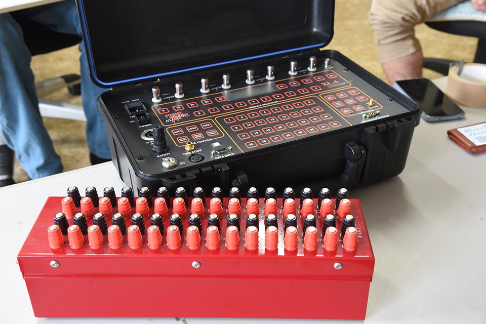 花火の演出をコンピューター制御する点火器。アメリカ製だそう。