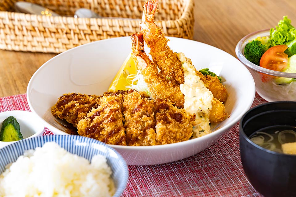 「ミックスフライランチ」(1520円)は、ライスorパン、みそ汁、サラダ、デザート、ミニドリンク付き