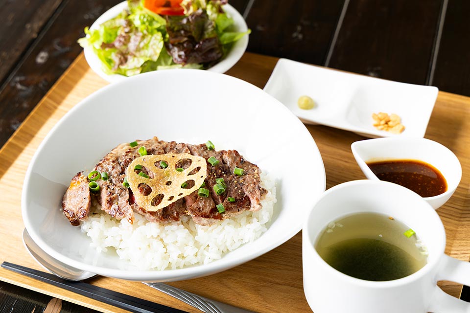 「やわらか牛ロース丼」(1650円)は、わさびやガーリックチップで味変も楽しめます