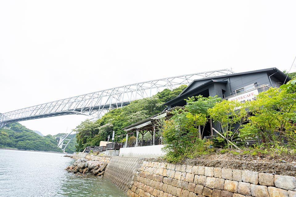海沿いの立地を生かした同店。キャンプ場も隣接