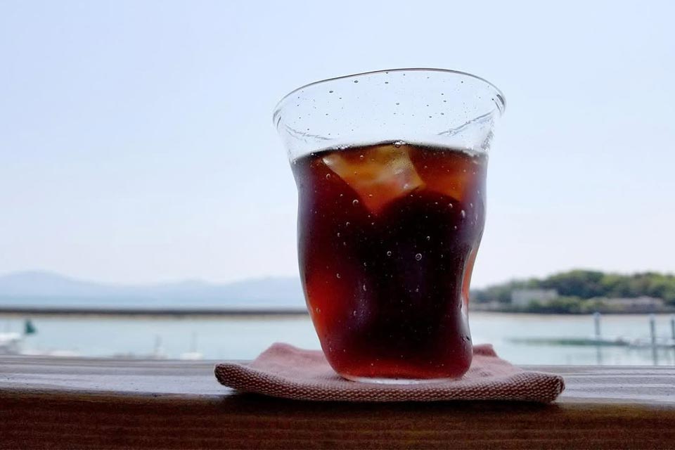 「自家焙煎コーヒー」(400円)。見晴らしのいいテラス席で味わって