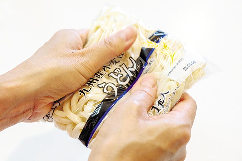 うどんを袋の上から形がなくなるまでつぶす。