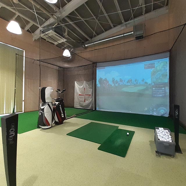 室内ゴルフ場や最新マシンが並ぶフィットネスジムはパパに人気