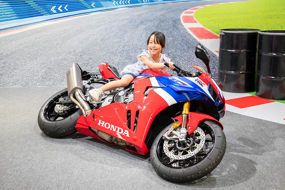 しっかり固定されているので、大きく傾いたバイクにも試乗できました!