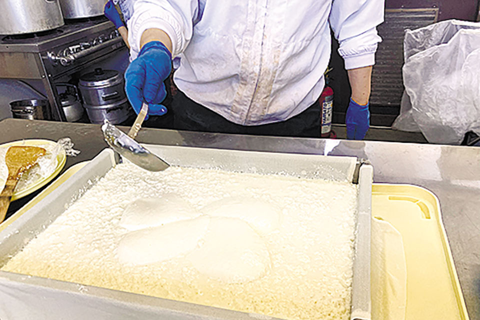口どけの良いなめらかな食感を出すために、一つ一つの作業も丁寧に