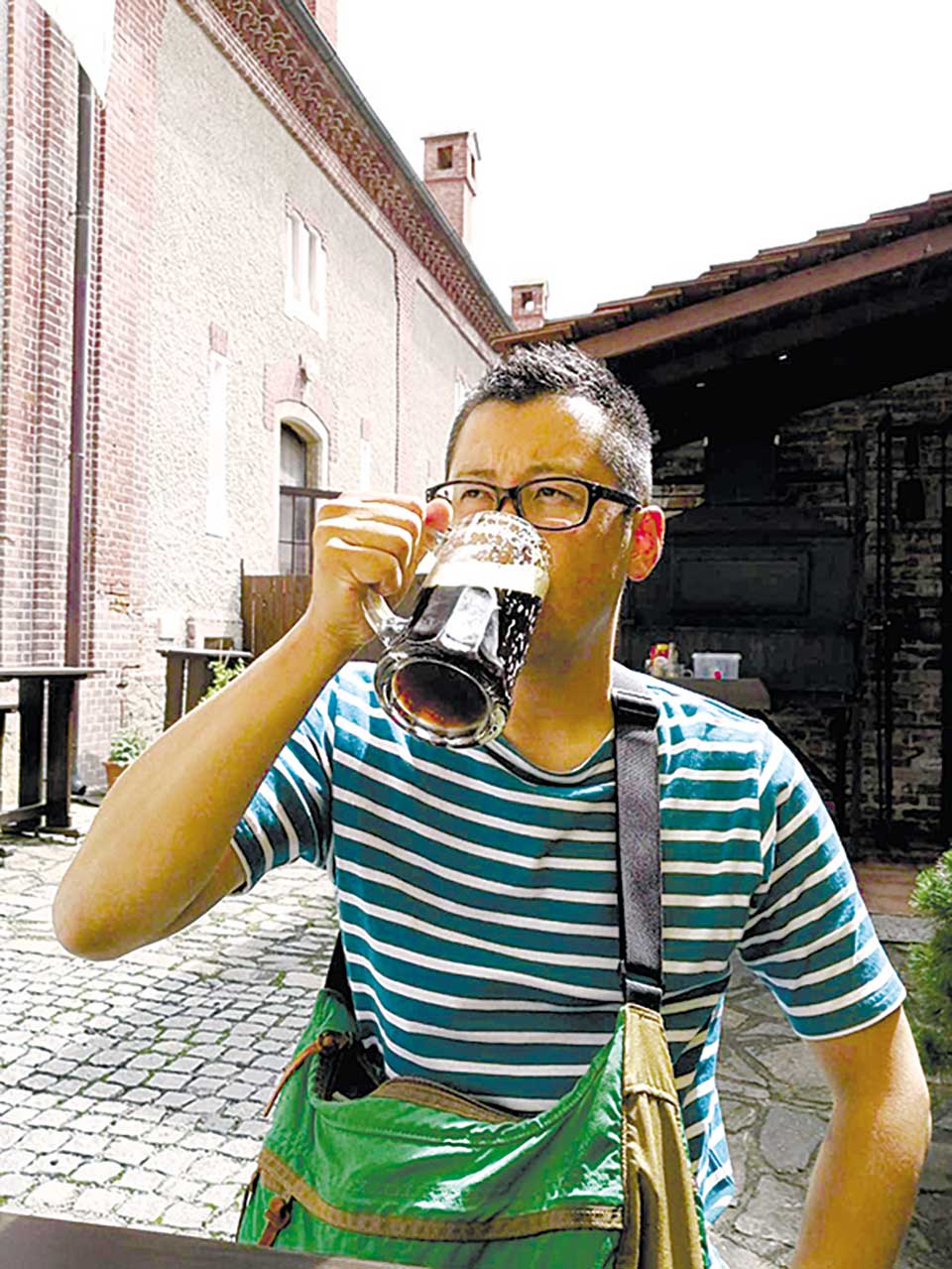 「エッゲンベルグ醸造所」で出来たての黒ビールを飲むおじさん。ビールの種類は他にもあり、全部で3種類あったかと