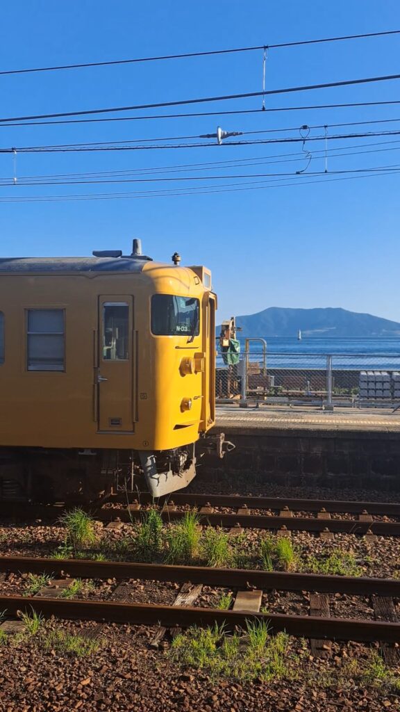 大畠駅に停車する黄色い列車