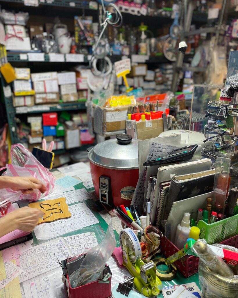 事務所の卓上に置かれた電鍋