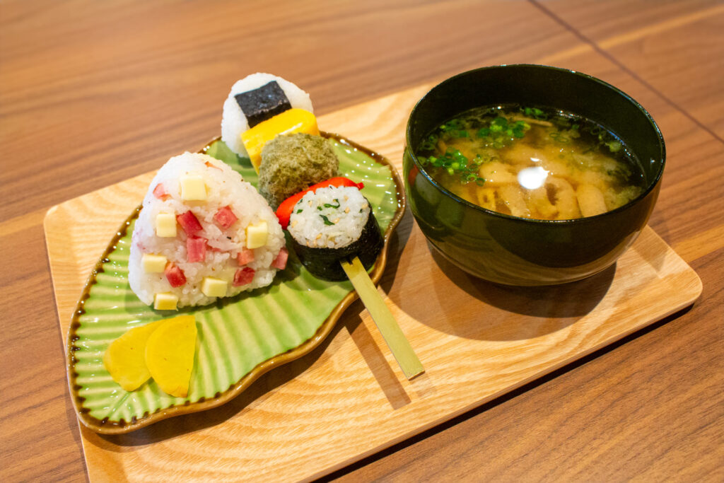 おむすびとお味噌汁セット