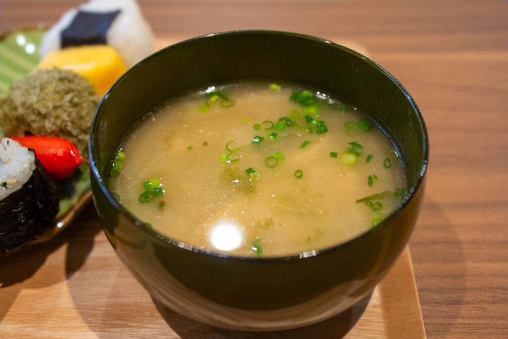 おむすびとお味噌汁セット