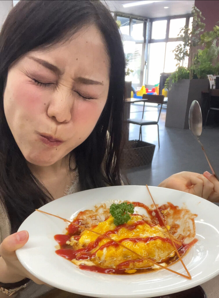 餃子の駅　オムライスを食べる筆者