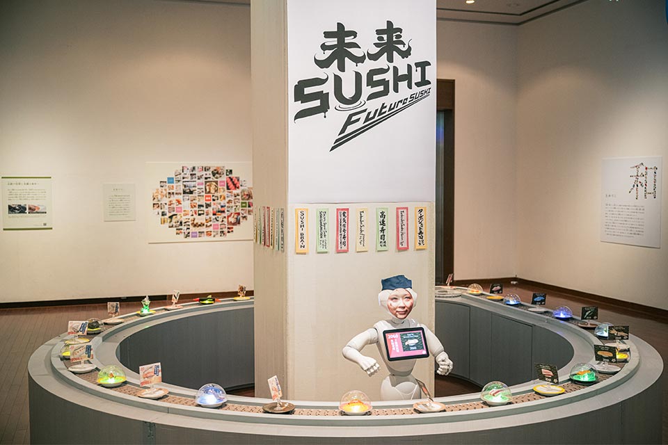 美術家の市原えつこ氏による、100年後の回転寿司屋をイメージした作品「未来SUSHI」。「ターボジェット寿司/ロケット型」などのすしネタにビックリ!