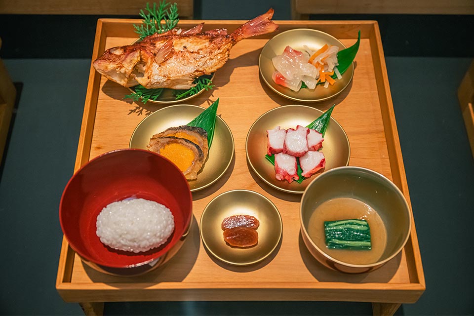 織田信長が徳川家康をもてなしたといわれる戦国時代の「本膳料理」にも注目! 饗応(きょうおう)役を担った明智光秀が用意した鮒(ふな)ずしの強烈な臭いが信長の怒りを買い、後の本能寺の変につながったとのいわれも