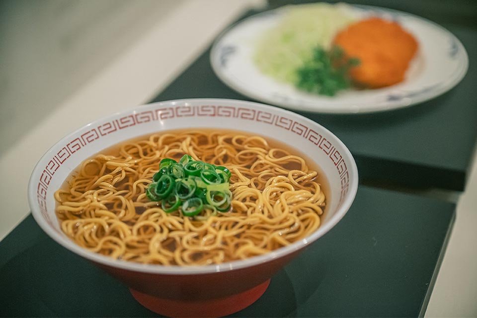 明治期以降は洋食も入ってきて、オムライスやカレー、ラーメンなどが日常の食として定着。和食の領域が広がっていきます