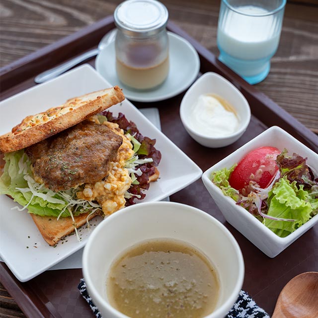 モーニングのメニューは「あか牛ハンバーグサンドセット」のみ。かむほどにうま味が広がるハンバーグは食べ応えも満点!
